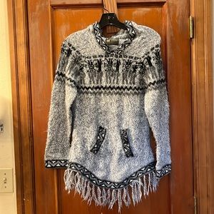 Super soft 100% alpaca hoodie. Front pocket. Small/Med. Made in Peru. Gray.